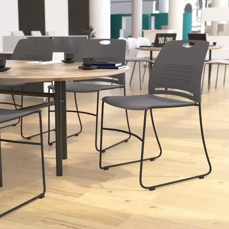 Série HERCULES Lot de 5 chaises empilables en plastique de qualité commerciale, capacité 300 kg, avec piètement luge en acier thermolaqué et poignée de transport intégrée