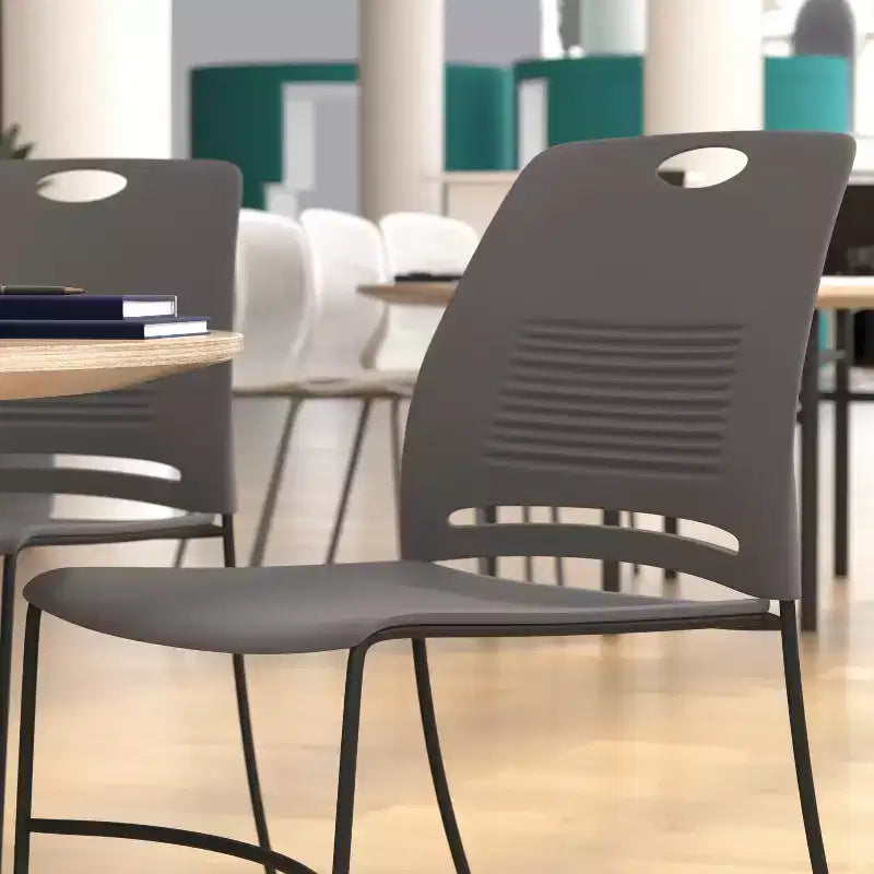Série HERCULES Lot de 5 chaises empilables en plastique de qualité commerciale, capacité 300 kg, avec piètement luge en acier thermolaqué et poignée de transport intégrée