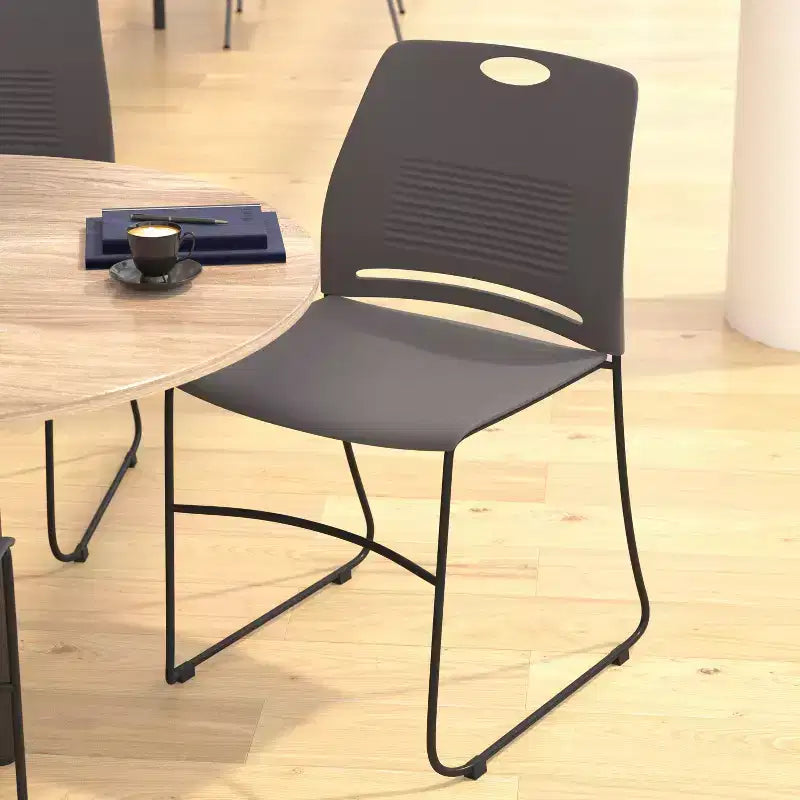 Série HERCULES Lot de 5 chaises empilables en plastique de qualité commerciale, capacité 300 kg, avec piètement luge en acier thermolaqué et poignée de transport intégrée