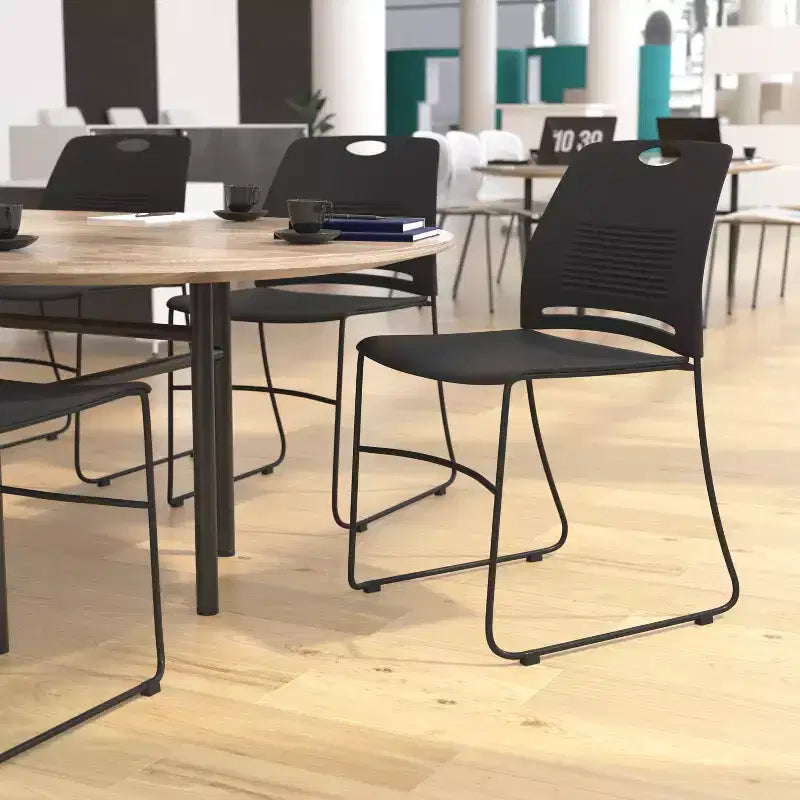 Série HERCULES Lot de 5 chaises empilables en plastique de qualité commerciale, capacité 300 kg, avec piètement luge en acier thermolaqué et poignée de transport intégrée