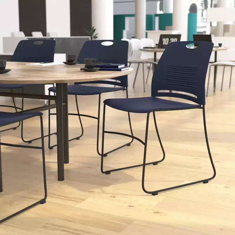 Série HERCULES Lot de 5 chaises empilables en plastique de qualité commerciale, capacité 300 kg, avec piètement luge en acier thermolaqué et poignée de transport intégrée