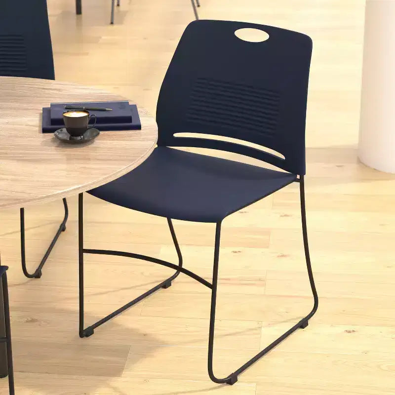 Série HERCULES Lot de 5 chaises empilables en plastique de qualité commerciale, capacité 300 kg, avec piètement luge en acier thermolaqué et poignée de transport intégrée