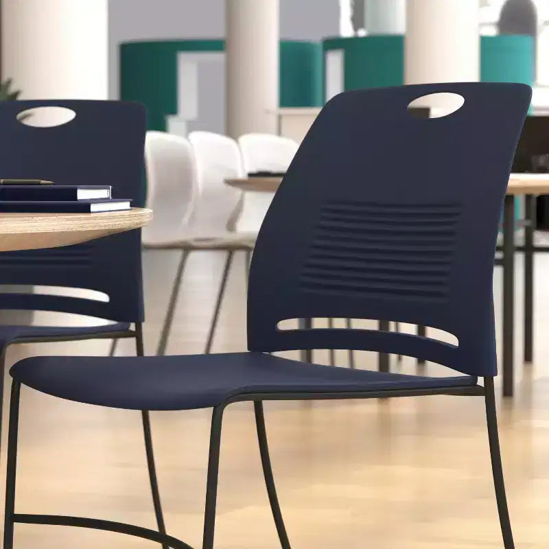 Série HERCULES Lot de 5 chaises empilables en plastique de qualité commerciale, capacité 300 kg, avec piètement luge en acier thermolaqué et poignée de transport intégrée