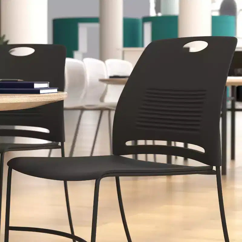 Série HERCULES Lot de 5 chaises empilables en plastique de qualité commerciale, capacité 300 kg, avec piètement luge en acier thermolaqué et poignée de transport intégrée
