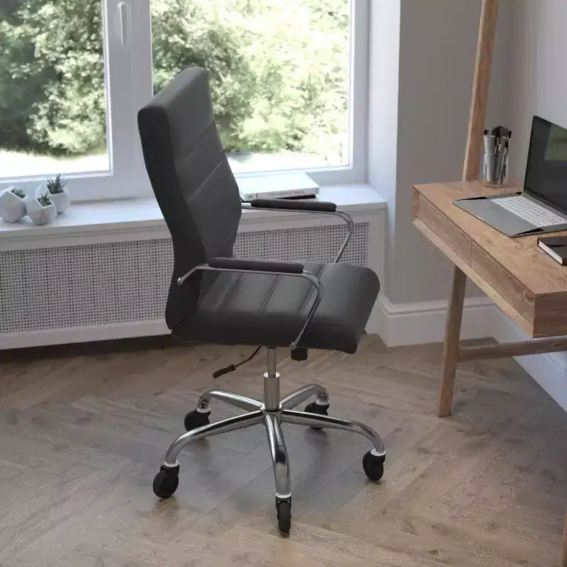 Fauteuil de bureau de direction pivotant Whitney haut dossier avec cadre noir, accoudoirs et roulettes transparentes