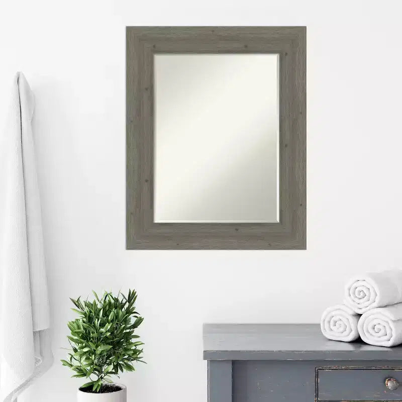 Miroir mural de salle de bain biseauté gris petite taille, 31 x 25 po.
